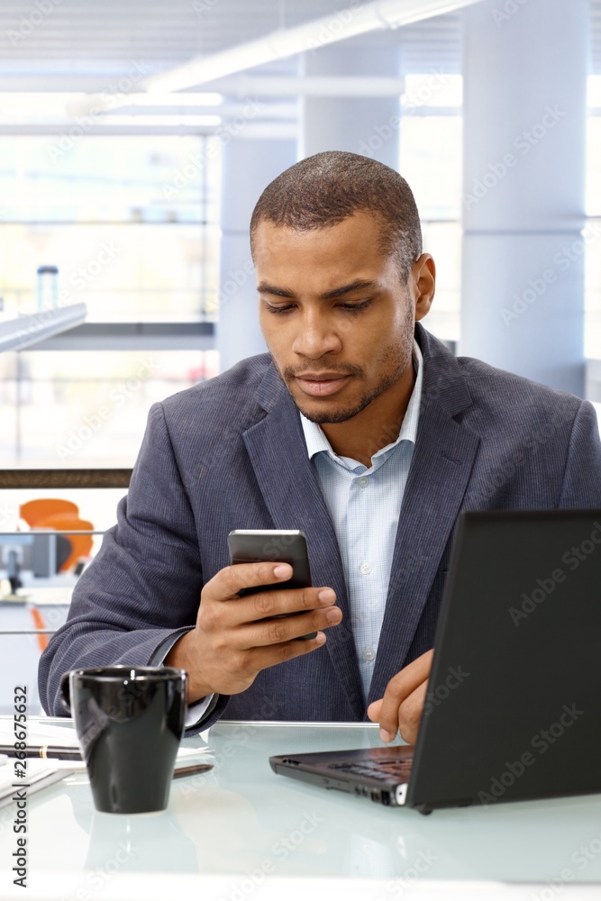 Obraz premium Afro american businessman with mobile phone