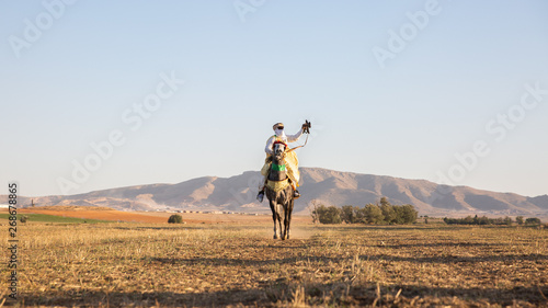 Valokuva Traditional Arabic horse warrior with a gun in Algeria
