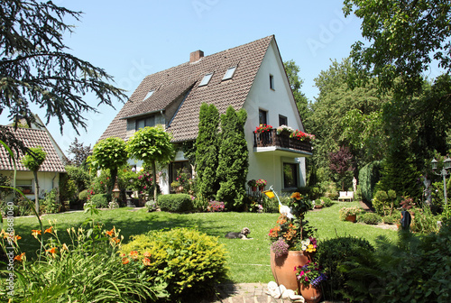 Haus Einfamilienhaus romantisch Garten Sommer photo