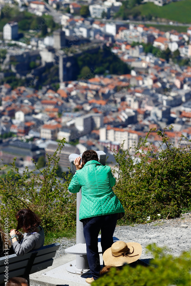 Touristes observant la ville de Lourdes