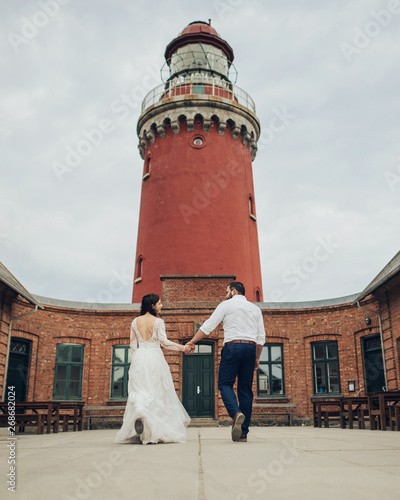 Canvas Print Happy romantic young couple celebrating their marriage.