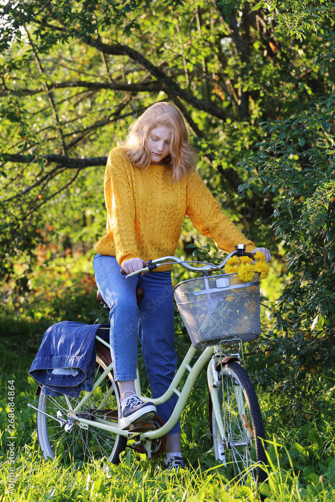 Φωτογραφία teenager girl on bike in summer park