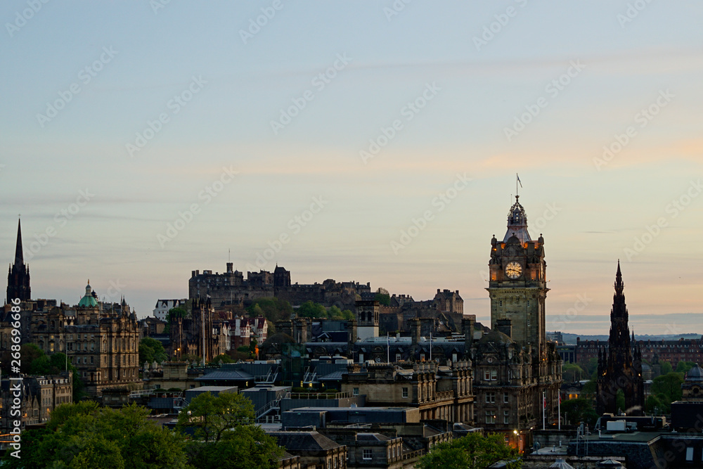 Blick über Edinburgh im Abendrot