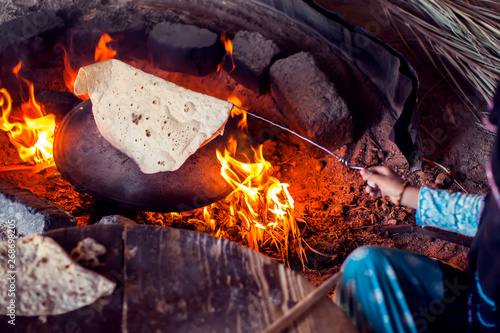 Canvas-taulu Arab woman makes bread in the beduin village in Egypt