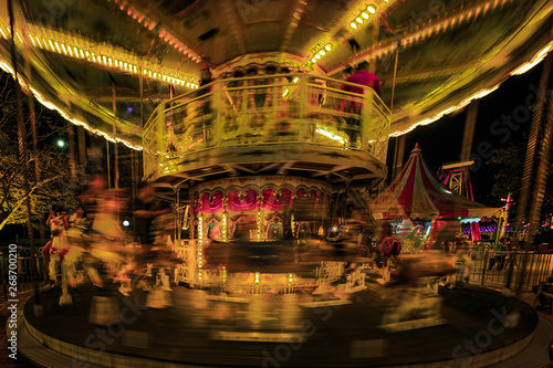 Altes Karussell auf dem Volksfest bei Nacht, Langzeitbelichtung