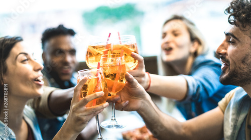 Photos Friends drinking spritz at fashion cocktail bar restaurant - Friendship concept