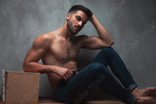 Quadro su tela Determined shirtless sexy man looking to the camera