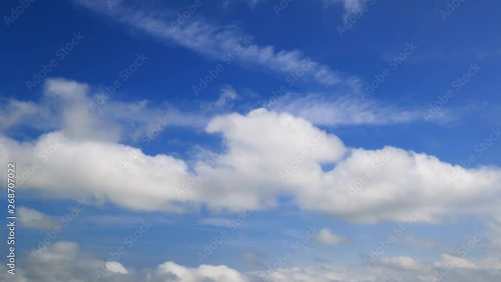 沖縄上空の青い空と流れる雲 沖縄上空の青い空と流れる雲