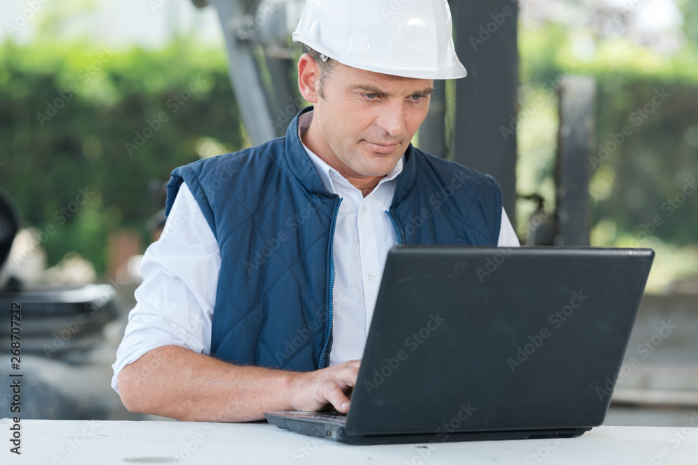 mason builder using compaq brand laptop mason builder using compaq brand laptop