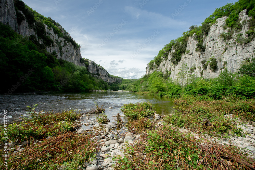 une rivière dans un canyon en Ardèche