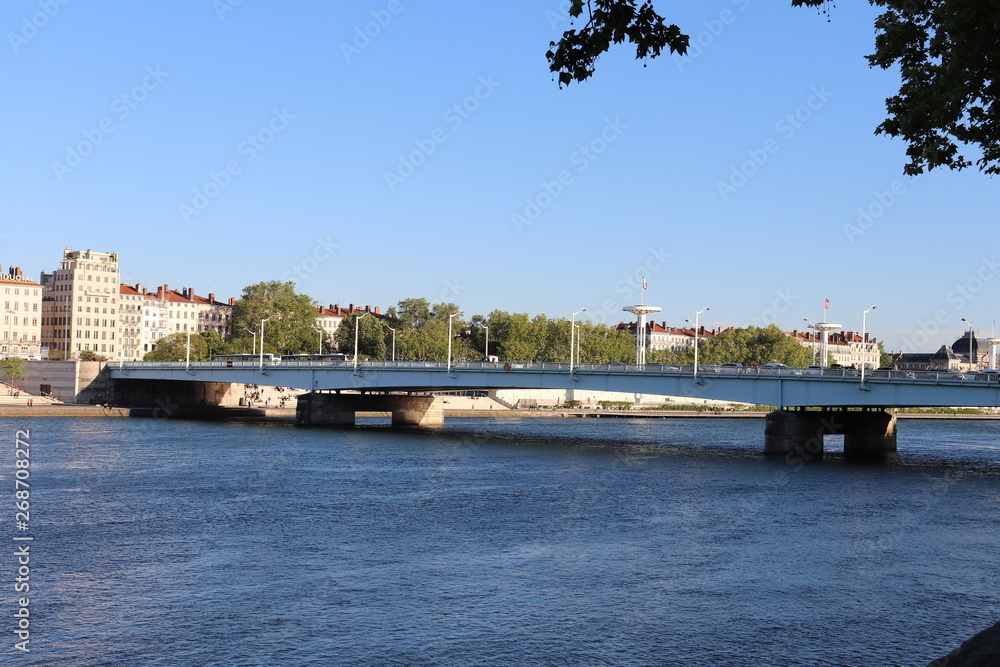 Lyon - Le Pont de la Guillotière sur le fleuve Rhône construit au 14 ème siècle
