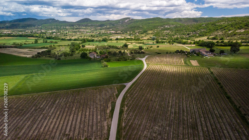 vue aérienne sur une campagne avec des vignobles © Olivier Tabary