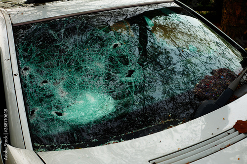 Auto bei dem die Scheibe eingeschlagen wurde und alle Innenteile geklaut wurden mit Scherben und kaputter Scheibe