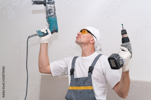 Φωτογραφία The crazy neighbor drills the ceiling in his apartment with a perforator, in spite of all the neighbors