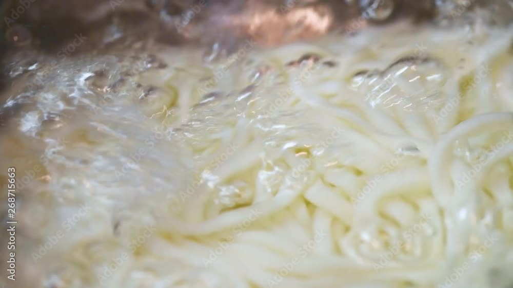 うどんを茹でる うどんを茹でる