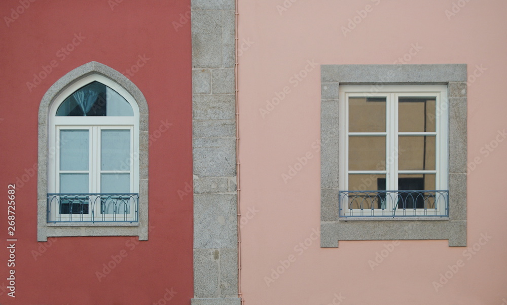 Fachada de prédio com duas janelas em duas cores diferentes