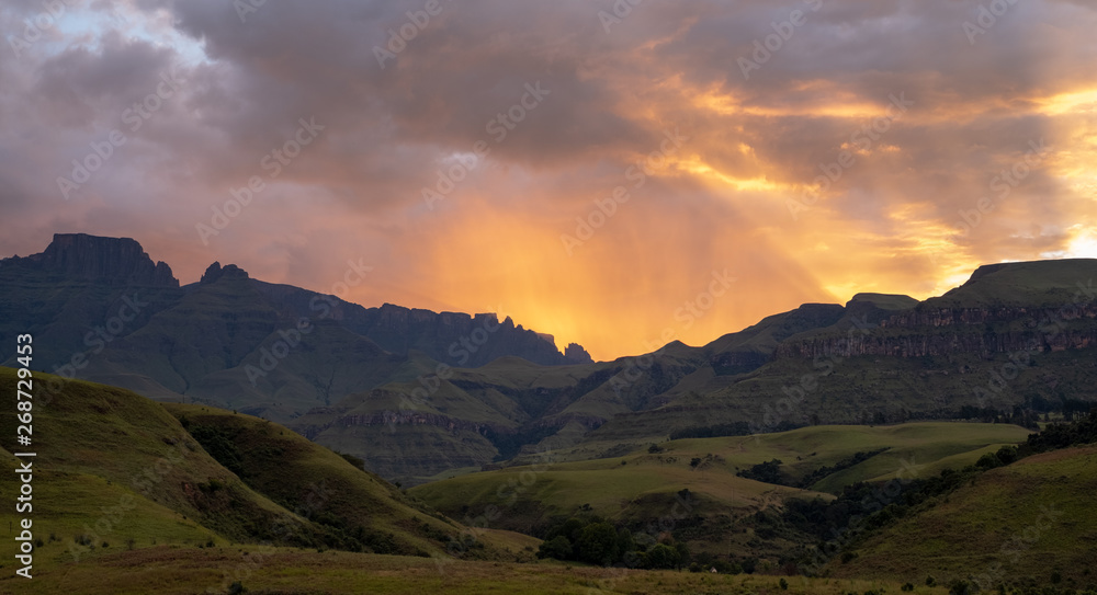 Sunset over the Champagne Valley near Winterton, part of the central Drakensberg mountain range, Kwazulu Natal, South Africa.