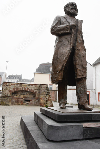 Принти на полотні historic statue of karl marx in park in Germany