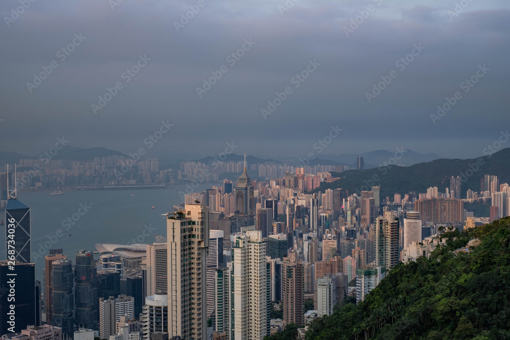 Obraz premium Hong Kong, Apirl 17, 2019, View of the city and the bay at Victoria Peak, Hong Kong.