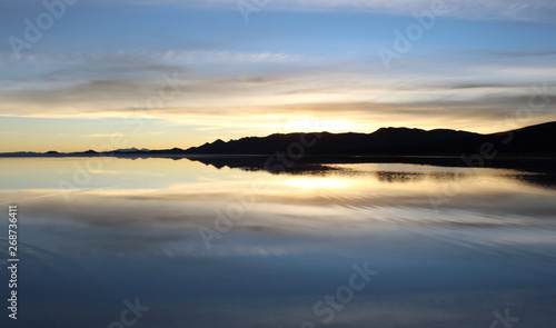 Agua es como un espejo en Uyuni Bolivia