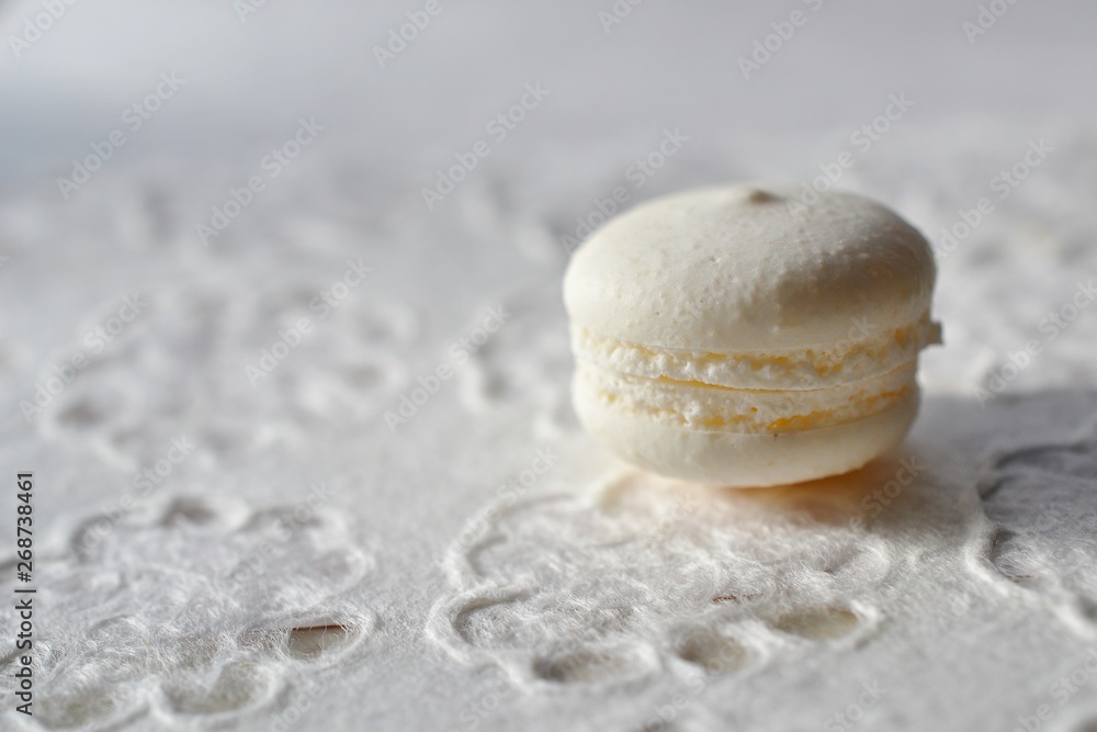 白い和紙の上に置かれた白いマカロンです Stock Photo Adobe Stock