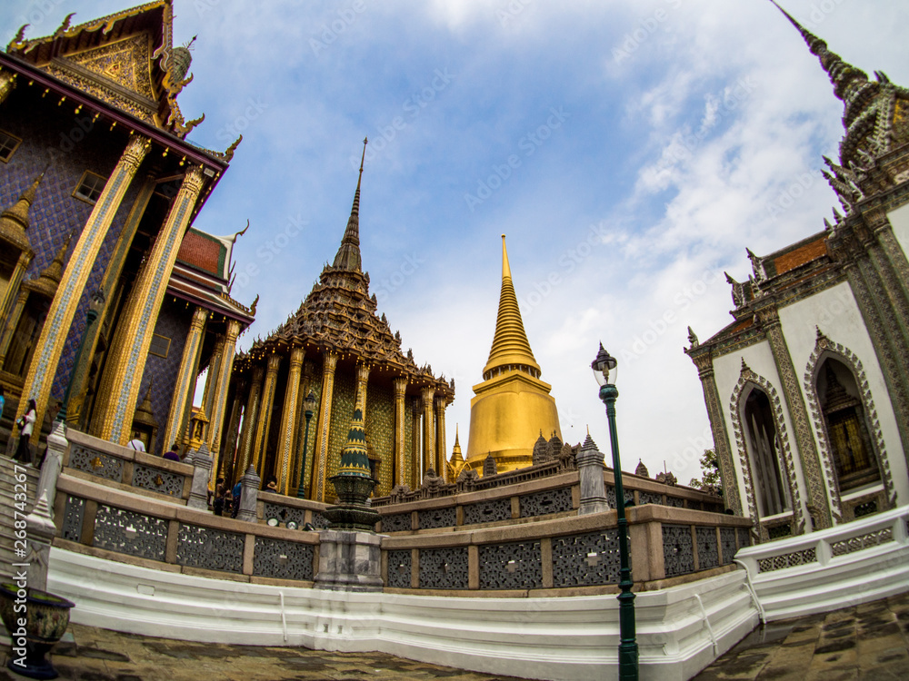 Fototapeta premium Grand palace and Wat phra keaw in Bangkok, Thailand, May 2019