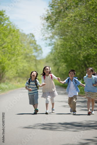 一本道で手をつなぐ小学生