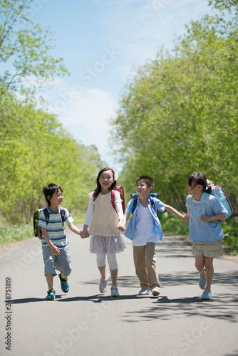 一本道で手をつなぐ小学生