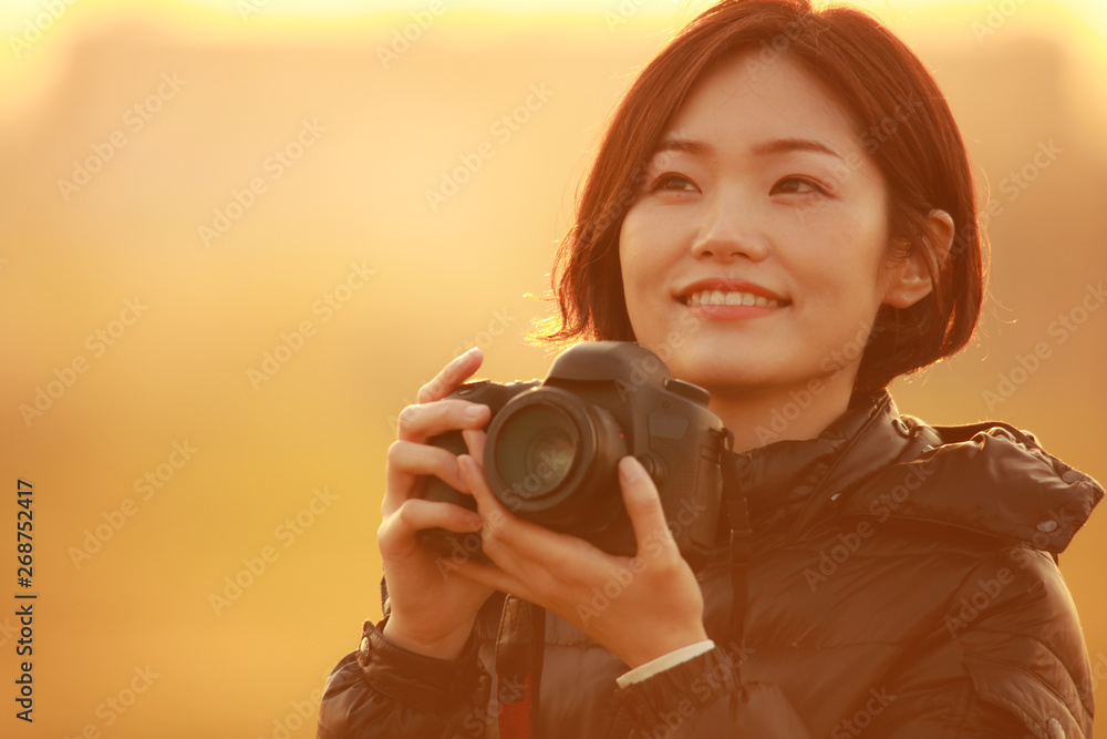 Fototapeta premium 写真を撮る女性