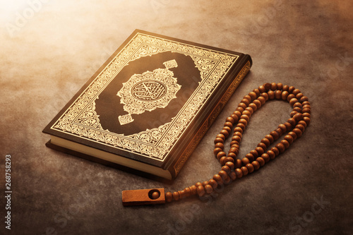 Canvas-taulu Quran holy book with rosary beads