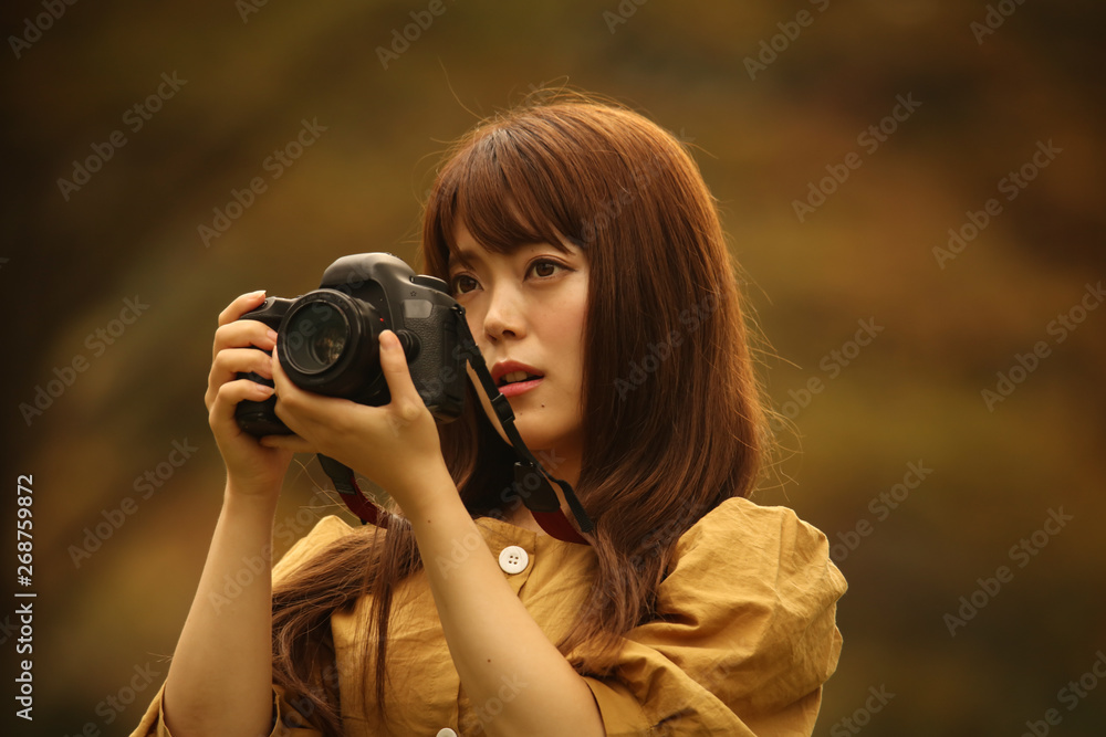 写真を撮る女性