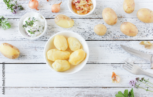 neue junge Kartoffeln essen Pellkartoffeln Teller Schale 