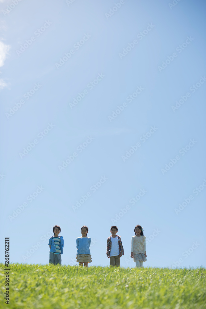 草原に佇む小学生