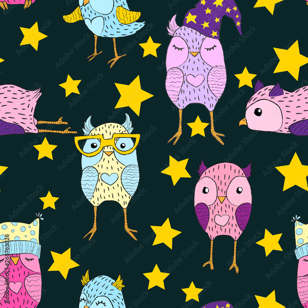 Obraz premium Vector seamless pattern with hand draw illustration of funny owls in hats and glass with crayon lines in cartoons style on dark backgrounds with stars