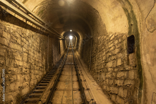 Obraz na płótnie Tunnel mit Schienen einer Zahnradbahn w salonie