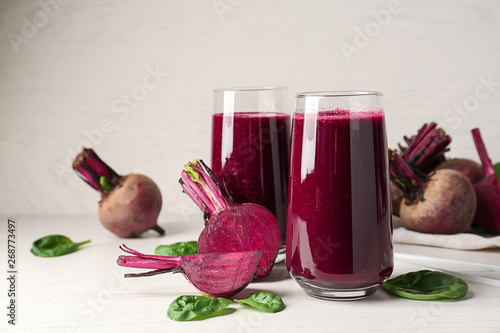 Obraz na płótnie Glasses of fresh beet smoothie on table