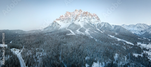 Zugspitze Deutschlands  höchster Berg eingehüllt in weißes winterkleid, skifahren, wintersport, wintertourismus, tourismus alpen, österreich photo