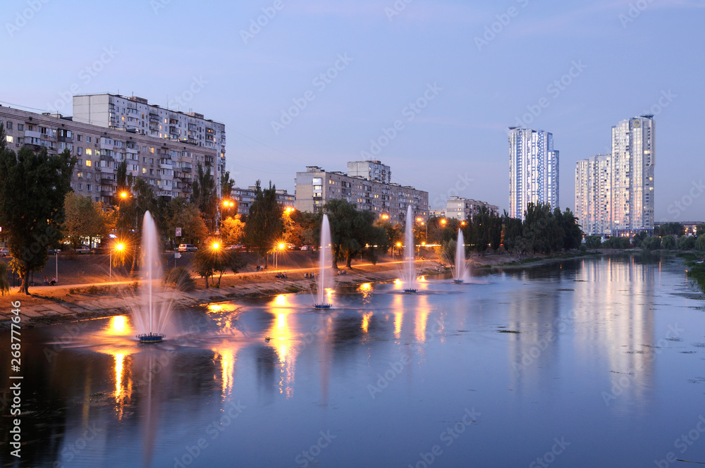 Obraz premium View of the Pusanovka lake and illuminated fountains working, Kiev, Ukraine 