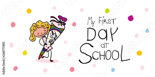 First Day of school - Mädchen mit Einhorn Schultüte freut sich über Einschulung