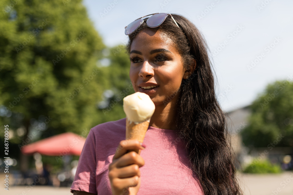 Fototapeta premium Junge Frau mit Speiseeis