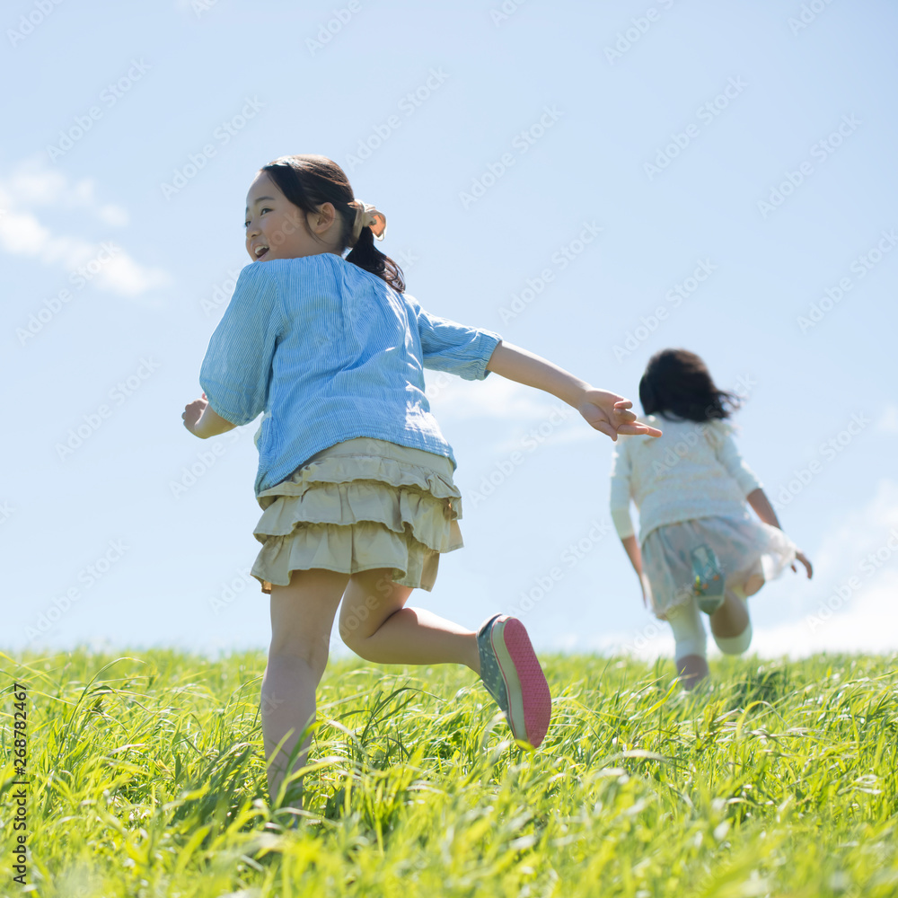 草原を走る小学生の後姿 Stock 写真 Adobe Stock