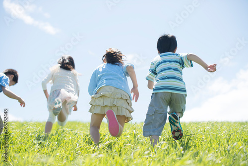草原を走る小学生の後姿