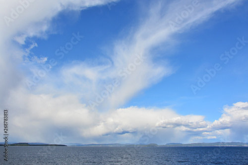 piękne błękitne niebo nad morzem, Norwegia