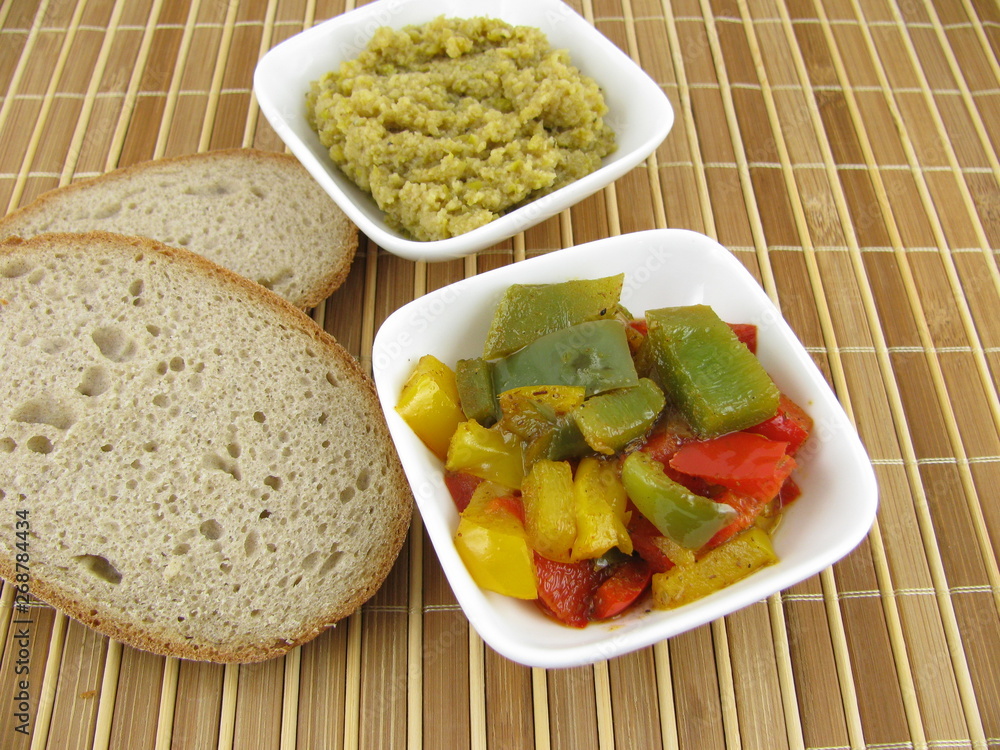 Selbstgemachte Olivenpaste, mit gekochter bunter Paprika und Brot Stock ...