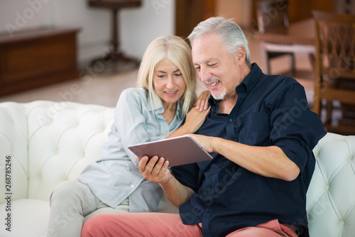 Obraz na płótnie Senior couple using tablet