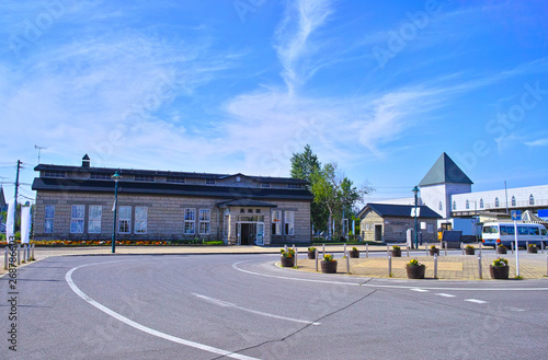 Fototapeta Naklejka Na Ścianę i Meble -  北海道美瑛町にある根室本線の美瑛駅の風景