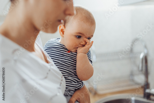 Tableau sur toile Baby sucking thumb