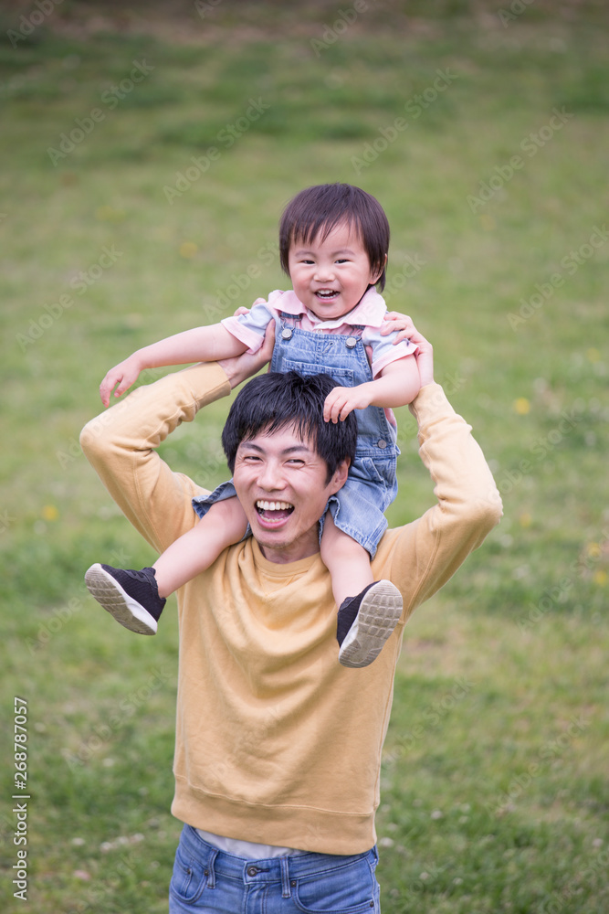 Fototapeta premium 肩車する若い父親、育児イメージ