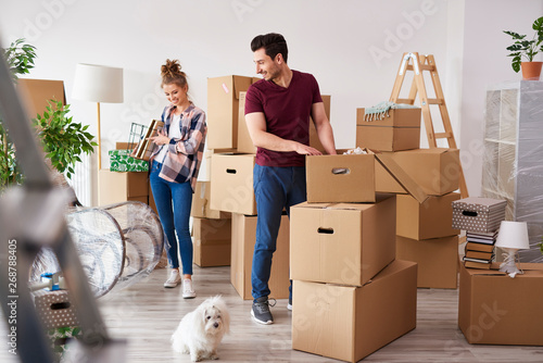 Canvastavla Young couple packing their stuff into boxes