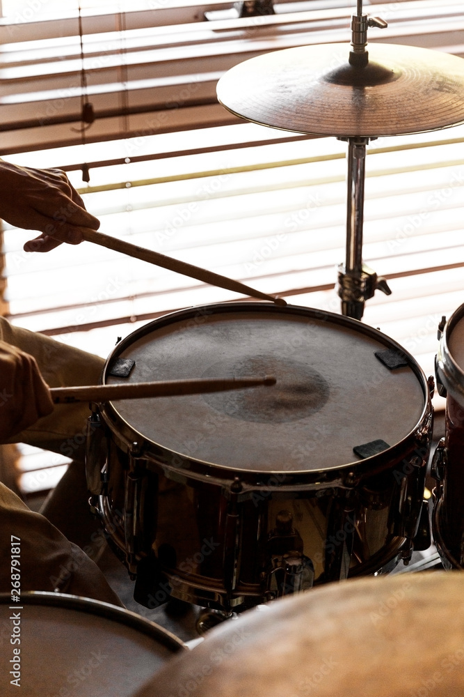 Obraz premium Drummer practicing rudiments on snare drum.